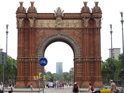 La Exposición se desarrolló en una superficie de casi 400.000 metros cuadrados, en una nueva zona de Barcelona fuera del centro medieval, en los barrios de la Ribera y la Ciudadela. Tenía como puerta de entrada el Arco del Triunfo, obra del prestigioso arquitecto Josep Vilaseca i Casanovas. El recinto expositivo se extendía por el parque de la Ciutadella, el actual zoológico, y parte de la estación de Francia hasta el barrio marinero de la Barceloneta, Barcelona, España