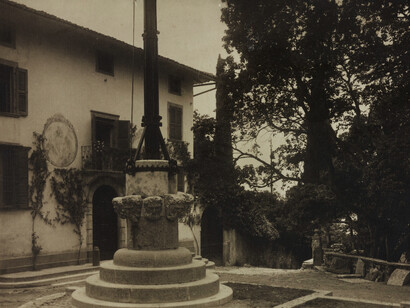 Gardone Riviera (Brescia). Il Vittoriale degli Italiani. La Piazzetta dalmata e la facciata della Prioria come apparivano nel 1924
