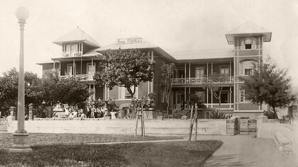 Familia Genet Ramos con amigos, frente al Hotel Francés, alrededor del año 1925. Foto de Manuel Cubero (1885-1957), de la colección de Ronald Brenes Fernández (1983-2021), propiedad de la señora Vanessa Carpio Araya