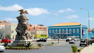 Monumento na Rotunda em frente à Biblioteca Municipal, na ilha de São Vicente, Cabo Verde
