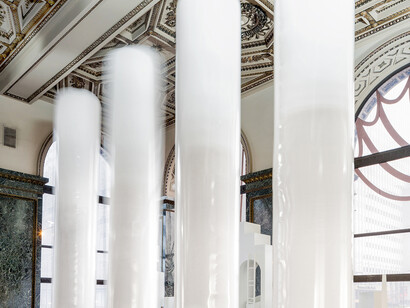 MAIO Architects
Colonnes flottantes de 5 mètres (5 m Floating Columns), 2015
Cinq structures pneumatiques alimentés en hélium avec des haut-parleurs
Hauteur : 5 m x diamètre : 1,1 m, chacune
Courtoisie de MAIO, Barcelone
© MAIO Architects
