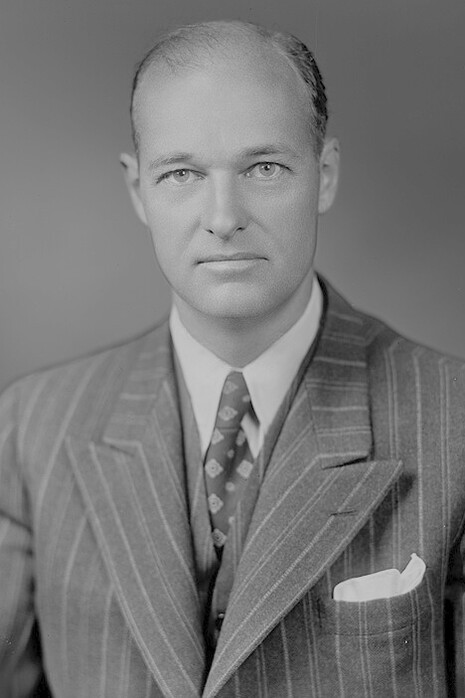 Damals fanden die Meinungen namhafter Politiker und Experten, die diese Erweiterung nicht befürworteten, wie Henry Kissinger oder George Kennan, kein Gehör. Bild: George Kennan (1904-2005), Aufnahme um 1947

