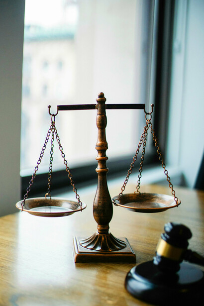 Balance de la justice et marteau du juge posés sur un bureau. Les jugements de la Cour internationale de justice s'appuient sur le droit international
