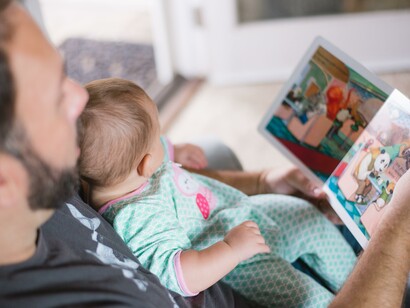La lettura ad alta voce da parte dei genitori o di chi si prende cura dei bambini, ne attiva il senso critico rispetto alla realtà
