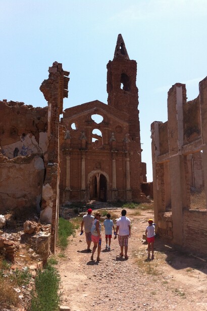 Habitantes de la ciudad camino a la iglesia, Belchite, Aragón, España 