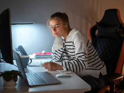 A woman working into the night, developing Blockchain technology, decentralized AI, and AI agents, all powered by the Avalanche blockchain in the Web3 ecosystem