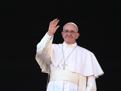 El papa Francisco saluda a la multitud