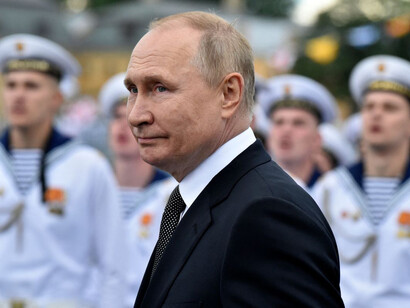 El presidente de Rusia, Vladimir Putin, es saludado por las tropas de su país