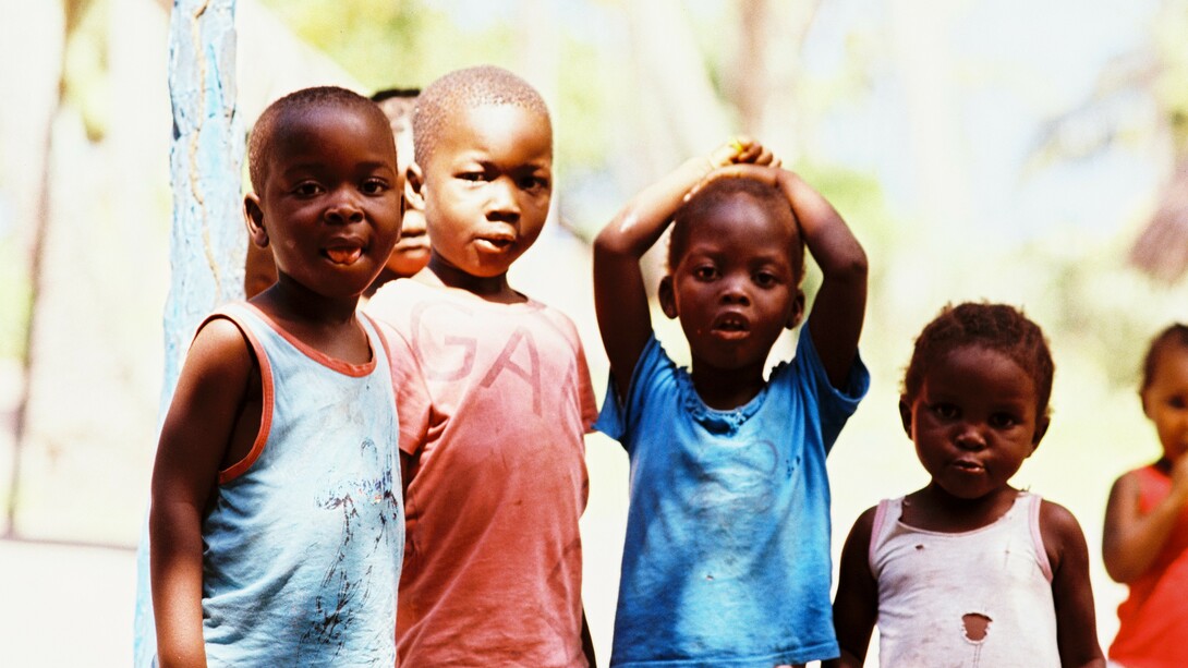 Caminho pelos pensamentos que me afastam do mundo, deixando-os a cada pegada na areia