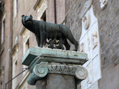 La Lupa Capitolina, scultura bronzea (copia) posta su una colonna lungo il fianco sinistro del Palazzo Senatorio, foto Roberto Luciani