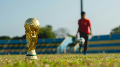 Le trophée attend son prochain champion, symbole d’un rêve partagé par des milliards de passionnés