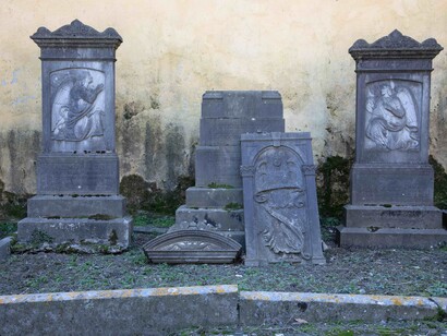 Cimitero agli Allori. Tre stele figurate di Attilio Formilli (B VII 28-30) nella sepoltura del pittore americano Eugene Meeks, della moglie May e della figlia Hilda. Ph Alessandro Moggi