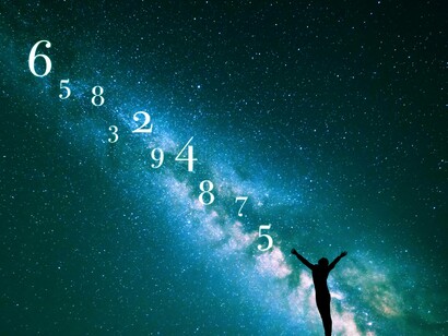 Illustrazione di numeri e uomo nello spazio cosmico: “I numeri primi non possono essere divisi ulteriormente. Sono indivisibili, proprio come sono definiti”