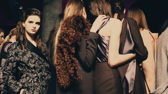 Arte e moda. Castel del Monte rappresenta il crocevia di diversi popoli, culture, civiltà e religioni che hanno plasmato il Mediterraneo durante il XIII secolo. Il marchio richiama il vestiario dell’epoca sintetizzando il passato classico e le influenze orientali e bizantini attraverso l’utilizzo di pellicce, mantelli, tuniche e perle