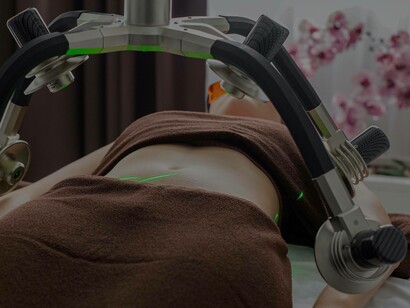 A woman laying down as a weight loss machine scans her body