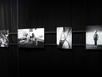 Esto es teatro. Once escenas experimentales del Di Tella al Parakultural, vista de exhibición. Cortesía del Museo de Arte Moderno de Buenos Aires