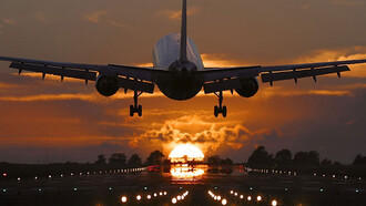 Un avión despegando