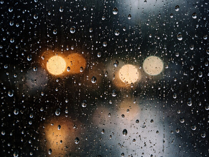 Moves as mãos em direção ao meu rosto, não sei se numa breve despedida, se num longo reatar, o meu cérebro não sabe como processar o gesto, o embalo, o desassossego, uma aventura do tacto, teatro ou pano de fundo que supera a armadilha da linguagem, a moral necessária para criar uma morada com chão, paredes e código postal num intervalo sem ruído para o exílio