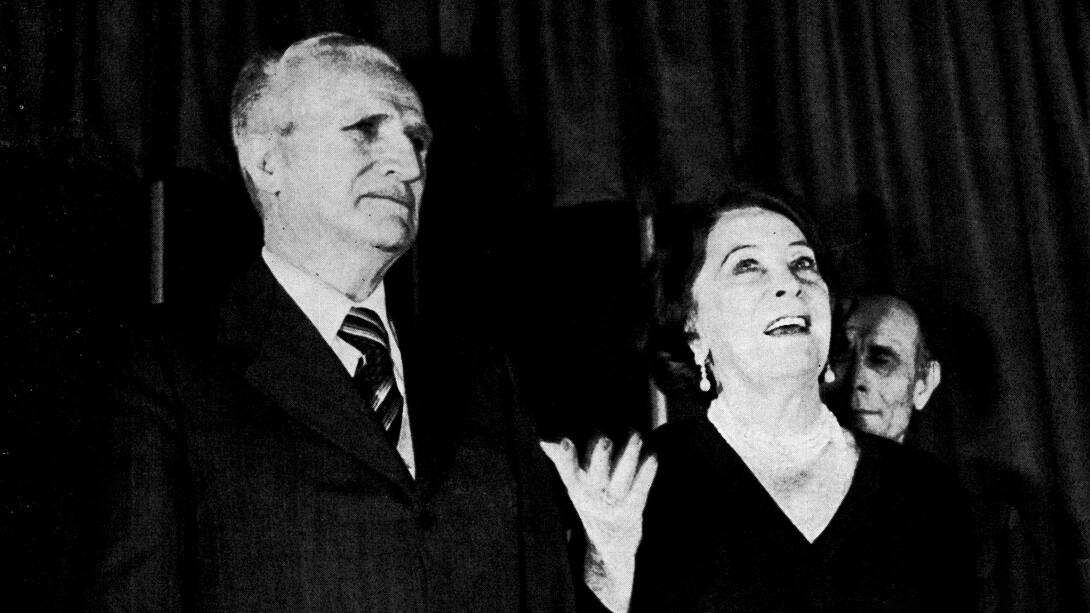 Marta Abba si complimenta con Guido Ammirata per il suo dramma sulla vita di Pirandello