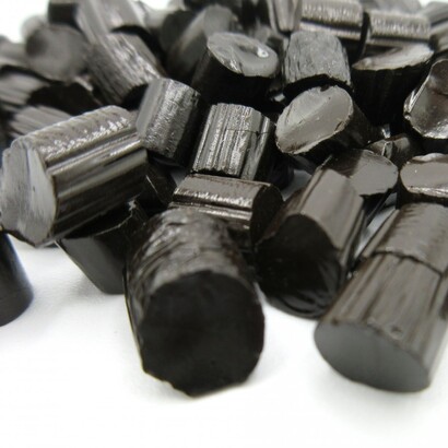 Lisa pensa che per non sciogliersi, forse, bisogna spezzarsi e donarsi in piccoli pezzi, come fanno le cose più vere