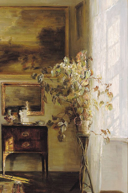 Carl Holsøe, Interior luminoso con cómoda, planta sobre pedestal y cuadros en la pared