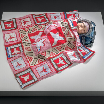 Karine Giboulo (née en 1980), Infraction / en s’étant couché par terre, 2018, contraventions, tissu, argile de polymère, acrylique. MBAM, en cours d’acquisition. Photo MBAM, Christine Guest