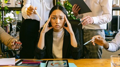 De acordo com alguns sites de busca, ergofobia é o nome que se dá ao medo irracional do trabalho, e se enquadra no grupo de fobias específicas dos transtornos de ansiedade. Ela se manifesta por meio de estímulos fóbicos que são situações, lugares ou objetos que nos remetem ao ambiente de trabalho. Como resultado, pessoas que sofrem desta fobia acabam ficando em casa devido ao sofrimento e angústia que sentem