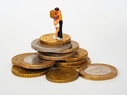 Attraverso il bilancio, lo Stato può attuare politiche di redistribuzione del reddito, trasferendo risorse dai settori più ricchi a quelli più bisognosi, al fine di ridurre le disuguaglianze sociali ed economiche