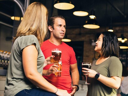 Amigos conversam casualmente. No século XX, os deslocamentos internos também influenciaram os sotaques regionais. A migração de nordestinos para o Sudeste, por exemplo, levou a uma maior miscigenação linguística em cidades como São Paulo e Rio de Janeiro. O contato entre diferentes sotaques gerou adaptações e novas formas de falar, tornando a diversidade ainda mais rica





