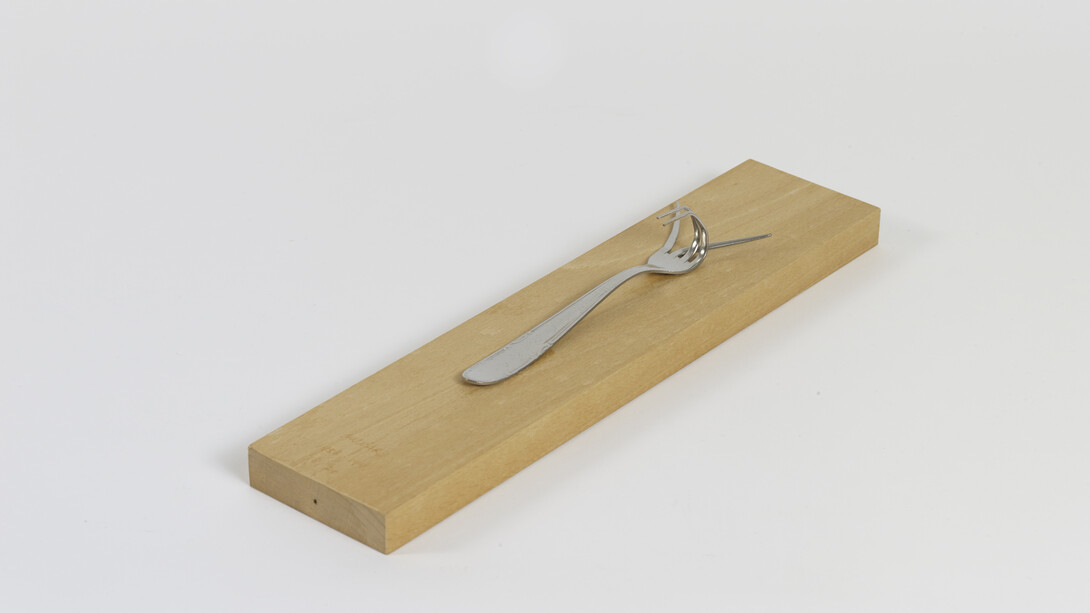 Bruno Munari (1907-1998)
Forchetta parlante, 1958-1991, Ed. 18/20
Garfo torcido sobre madeira
[Bent fork on wood]
15 x 7 x 3 cm [5 7/8 x 2 3/4 x 1 1/8 in.] 