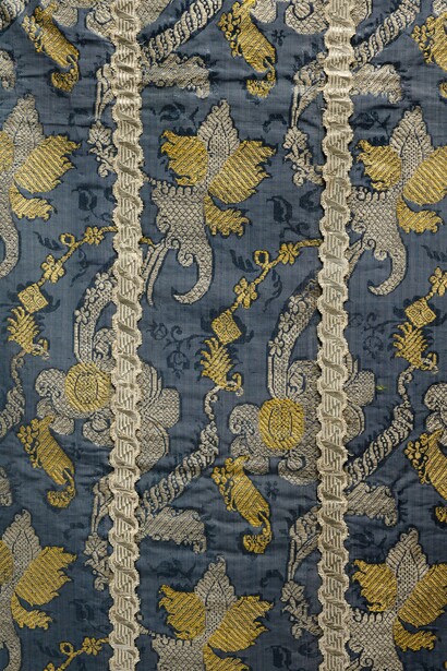 Pianeta (particolare), Sicilia, 1670-1690. Damasco Gros de Tours broccato, seta, oro filato, argento filato © Leonardo Salvini
