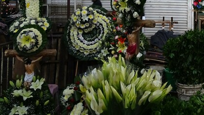 Arreglos florales en el mercado de Jamaica, Ciudad de México