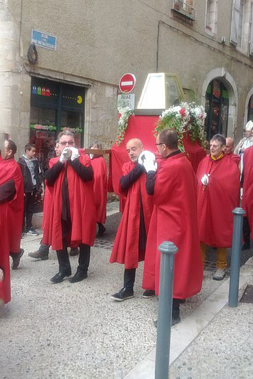 Religiosos cargan la Santa Cofia por las calles de Cahors, Francia. La Santa Cofia es la reliquia de Cristo menos reconocida
