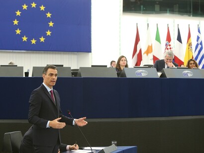 Collabora con il Consiglio dell'Unione Europea per co-decidere su molte questioni legislative, garantendo un equilibrio tra le diverse istituzioni dell'UE. Supervisiona le altre istituzioni dell'UE, in particolare la Commissione Europea, esercitando controllo democratico e potere di scrutinio
