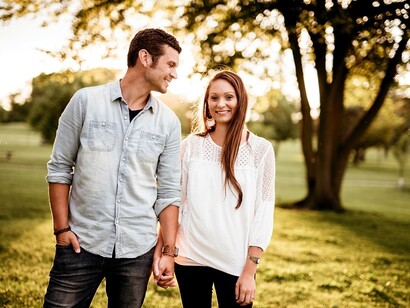 Um olhar amoroso de um casal apaixonado