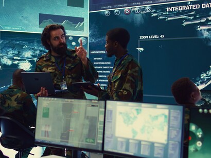 Painéis e sistemas de monitoramento operam em centro estratégico de inteligência militar. O desenvolvimento tecnológico tornou-se peça-chave nas disputas contemporâneas por segurança e domínio
