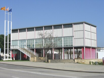 El texto lo describe como un edificio efímero que representaba a España en la Exposición Internacional de París de 1937. Obra de los arquitectos Josep Lluís Sert y Luis Lacasa.
Pabellón de la República en la Exposición Internacional de 1937. Barcelona, España