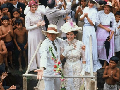 La pellicola vede pure una folta presenza di comparse indios, che aiutano il protagonista nei suoi intenti dopo averlo individuato come il messia indicato dal proprio credo