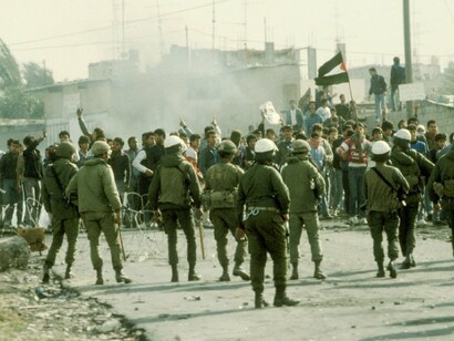 Intifada na Faixa de Gaza em 1987. Se analisarmos o programa político do Hamas, ele não é muito diferente do programa das social-democracias europeias. Eram propostas políticas que certamente melhorariam as condições de vida dos palestinianos