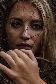 L'innocenza resta immobile quando il mondo degli adulti smette di proteggerla