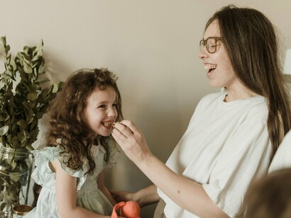 Mãe e filha comendo chocolate. É por isso que dizemos que o chocolate tem gosto de afeto, porque ele nos afeta emocionalmente, além de estar relacionado ao amor. É o afeto que nos afeta. No caso do chocolate, não é que ele seja viciante, mas o hábito de consumi-lo compulsivamente para aliviar algum tipo de estresse, ansiedade ou estado de angústia