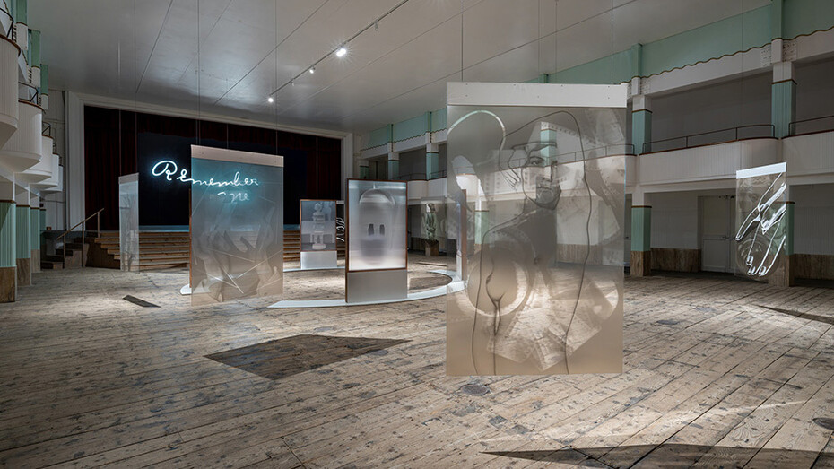 Hank Willis Thomas e Man Ray, Tomorrow I shall contradict myself, veduta della mostra. Cortesia di Galleria Continua