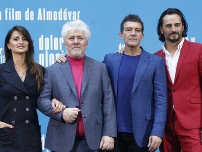 El elenco principal con el director