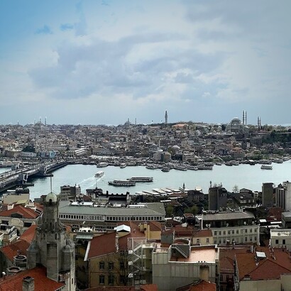 Istanbul è un mosaico in cui la monumentalità imperiale si intreccia con trame urbane irregolari, generando un paesaggio dove la storia convive con l’imprevisto e la pianificazione con la disobbedienza. Veduta di Istanbul da Galata, Turchia
