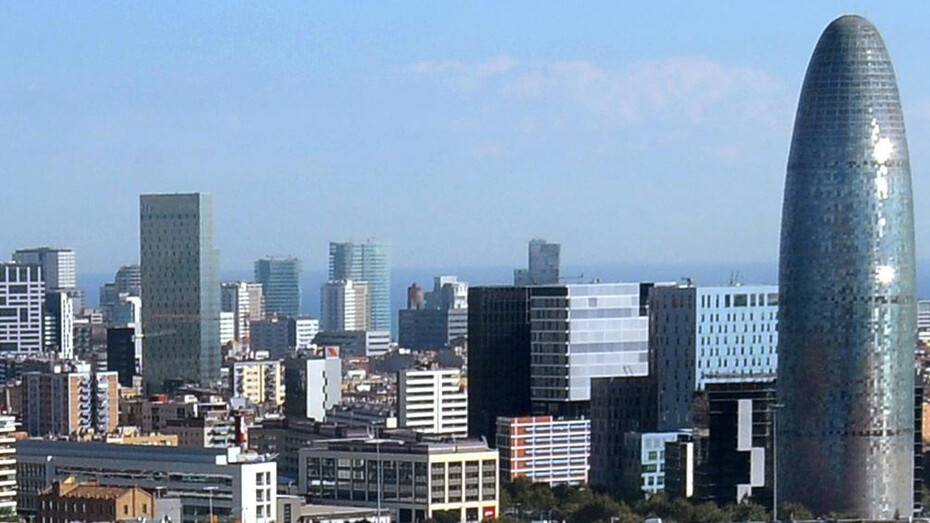 Vista de la ciudad hacia la costa con la Torre Agbar, que por la noche se ilumina con los colores del «F. C. Barcelona», Barcelona, España
