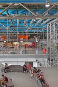 Arc de Triomphe bientôt empaqueté (Centre Pompidou, Paris). Georges Pompidou s’est particulièrement attelé à redonner à Paris sa place de grande capitale culturelle et à mis en valeur l’art contemporain © Jean-Pierre Dalbéra, CC BY 2.0
