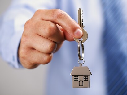 Entrega de la llave de una casa