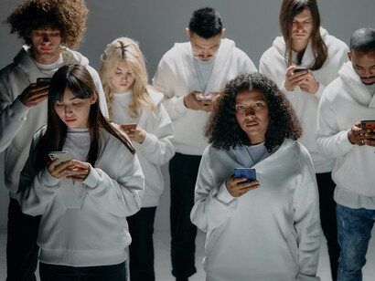 Pessoas conectadas utilizam o celular para um expimento social com inteligência artificial