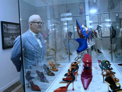 Manolo Blahnik contempla algunas de sus colecciones