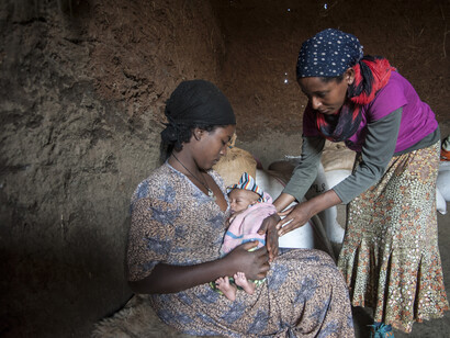 Madre etíope alimenta a su pequeña criatura. Fotografía Unicef Etiopía, 2014 
